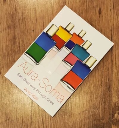Libro "Aura-Soma Self-Discovery through Color" di Vicky Wall (lingua inglese)